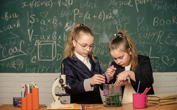 Ricerca chimica in laboratorio. Bambine nel laboratorio scolastico. Lavoro di squadra. Laboratorio di biologia. Lavoro di squadra di successo. Un piccolo lavoro di squadra tra scienziati e microscopio. esperimenti scientifici in laboratorio. Nuovo progetto — Foto Stock