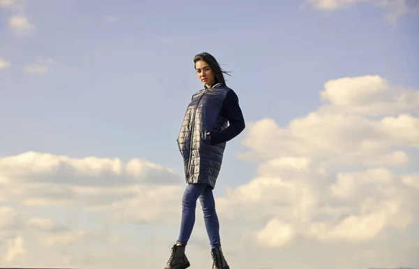 Camminando da solo. Ragazza da sogno. Concetto giovane e libero. Aspettati di più dai tuoi vestiti. Alle donne piace il tempo all'aperto. Bellezza e moda. Donna su sfondo cielo blu. Vacanze invernali. Giacca lunga — Foto Stock