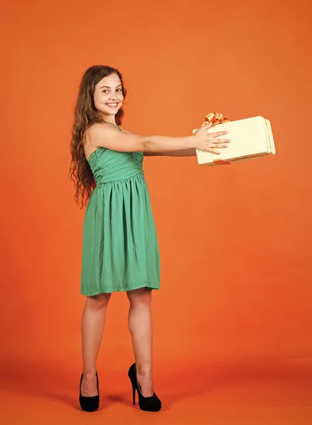 Para mí. Día internacional de los niños. Alegre niña sosteniendo caja envuelta en regalo. Llevando un regalo en la mano. Niña sonriente con un regalo de compras. Venta Viernes Negro. concepto de vacaciones —  Fotos de Stock