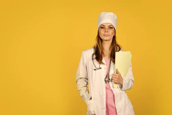 Medicinska dokument. Sjuksköterskan håller patientjournalen. Uppgifter. Terapeut i uniform. Receptbelagt. Kvinnan jobbar på kliniken. Läkare med stetoskop på sjukhuset. Flicka med mapp — Stockfoto