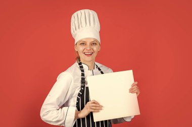 Restoran menüsü tasarımı. Mutfak sanatı pişirme konusunda yüksek lisans. Şeften gurme mutfağı. Evde yemek yapma konsepti. Şef kız yemek tarifi arıyor. İnternette aşçılık talimatları. Boşluğu kopyala