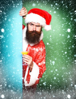 Ciddi sakallı Noel Baba adam.