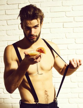 Yakışıklı, sakallı, maço, seksi adam.