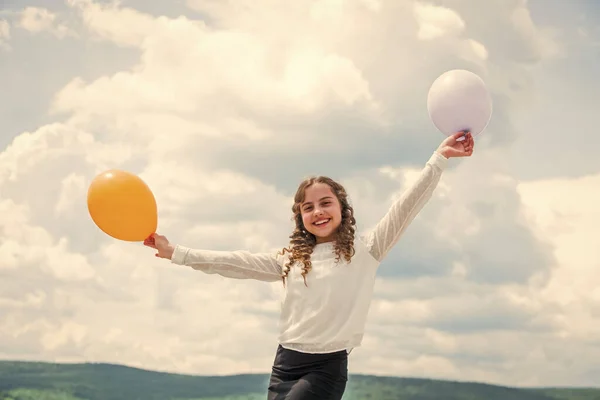 Leć z balonami z helu. Z dnia na dzień coraz wyżej. Wesoła dziewczyna baw się dobrze. Koncepcja wolności. Szczęście to balony powietrzne. Wakacje i wakacje. Szczęście z dzieciństwa. Koncepcja szczęścia — Zdjęcie stockowe