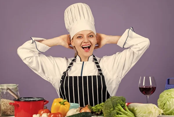 Miljövänliga produkter för matlagning. Kock färska och läckra grönsaker för matlagning. Koka färska grönsaker. Lycklig kock kvinna. kulinariska och köket. vara riktigt professionell — Stockfoto