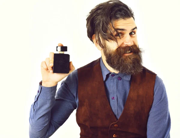 Barbă om care deține parfum cu fata fericita — Fotografie, imagine de stoc