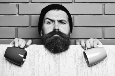 Kâğıt çarşaf ve fincanlarla vahşi beyaz hippi sakallı.