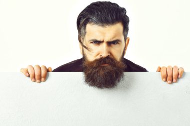 Kâğıt çarşaflı vahşi beyaz hippi.