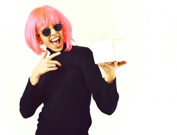 穿着粉色假发的时髦女孩拿着饭盒 — 图库照片