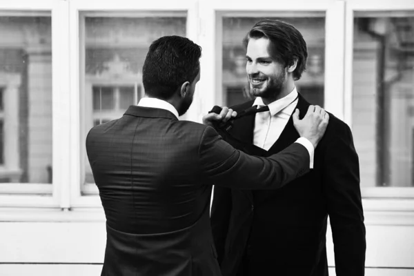 Conflit d'affaires, hommes confiants ou hommes d'affaires se battent avec cravate — Photo