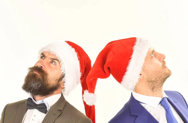 Muži v chytrých oblecích a Santa klobouky na bílém pozadí. — Stock fotografie