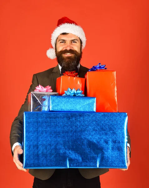 Gerente con barba y montón de regalos de Navidad — Foto de Stock