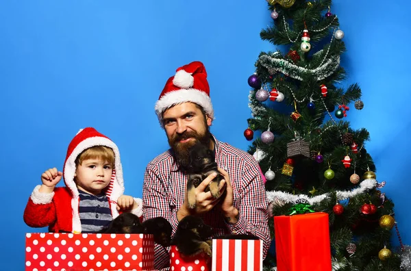 Padre e hijo con caras felices desempaquetan regalos en azul — Foto de Stock