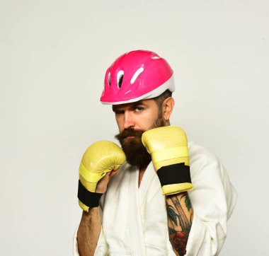 Altın boks eldivenli ciddi yüzlü karateci.