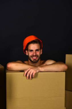 Baştan çıkarma ve hareket konsepti. Gülen yüzlü maço.