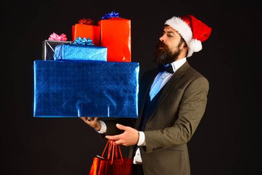 İş ve kutlama konsepti. Ciddi yüzlü bir iş adamı.