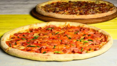 Kırmızı soslu ve çıtır çıtır kenarlı yemekleri çıkar.