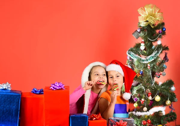 Concetto di infanzia e felicità. Bambini con facce compiaciute — Foto Stock