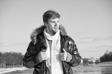 Yürüyen karlı doğa arka planı. Adam ocak ayının tadını çıkarıyor. Eğlence konsepti. Aktif boş zaman. İnsan kışın seyahat eder. Soğuk mevsim için sıcak kıyafetler. Kış modası. Kış tatili Etkin dinlenme