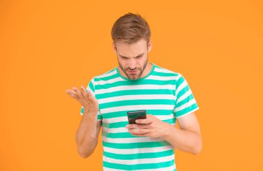 SMS mobil iletişim. Cep telefonunda okuyan yakışıklı bir adam. Mobil haberler. El bilgisayarı. Dijital tuşlarla dokunmatik ekran arayüzü. Modern hayat. Yeni teknoloji. Yüksek teknoloji ürünleri. 3G mi? 4G