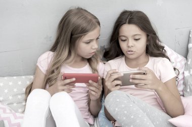 Mobil oyunlar. Karantina gezici bağımlılık sorununu şiddetlendiriyor. Evden blog yazıyorum. Akıllı telefondan blog yazısı yazmak. Görüntülü arama. Çevrimiçi sosyal ağ. Çocuklar ve teknoloji. Mobil uygulama