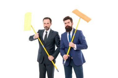 Birileri dolandırıcılığı öğrenmeden önce izimizi kaybettirelim. İtibarını. Sakallı adamlar resmi giysiler paspas taşır. Büyük temizlik günü. Temizlik işi. Ev işleri işte. Temizlik hizmeti kavramı