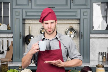 İyi sabahlar. Kahve dükkanındaki barista adam. Fırıncı dükkanında sabah kahvesi içen yakışıklı bir barista. Kahve severler için.