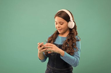 Oyun oynayın. Üyelik kanalı. Müzik konseptinin tadını çıkar Müzik uygulaması. Bedavaya en iyi müzik uygulamaları. Mükemmel sesin tadını çıkar. Kız çocuk müzik dinler modern kulaklıklar ve akıllı telefon. Bedavaya dinle.