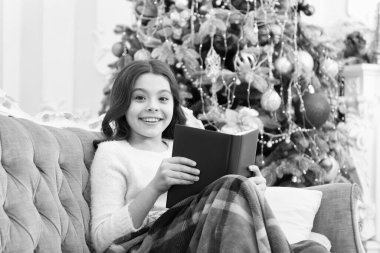 Sadece bir bölüm daha. Kitabı olan mutlu bir çocuk. Küçük çocuk Noel kitabını okudu. Küçük çocuk evde okumayı sever. Çocuk için kış tatili okuma listesi. Favori hikaye kitabı. Okuyucu yetiştirmek