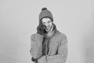 Üşüme. Sıradan moda kıyafetleri içinde kaşlarını çatan adam. Kış görünüşlü yakışıklı bir adam. Genç erkek stili ve moda. Soğuk hava için moda trendleri. Sıcak ve rahat moda aksesuarları