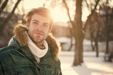 İnsanlar kış manzarasının tadını çıkarırlar. Doğa güzeldir. Düşünceler için yer. Soğuk ve yalnızlık. Kürk kapüşonlu erkek. Sıcak ve rahat hissediyorum. En sevdiğim sezon. Mutlu adam yeşil kabarık ceket