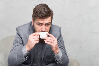 Kahve en iyisini yapabilir. İş adamı işten önce kahve içiyor. Ofiste kahve molası veren sakallı adam. Mükemmel sabahımı kahve içerek geçirdim.
