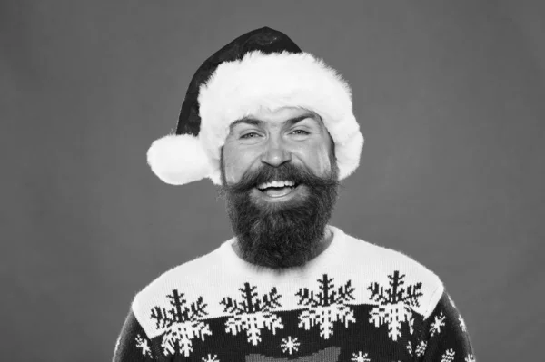 Buď šťastná. portrét Santy s vousy. Novoroční párty. Vánoční čas. Šťastný vousatý muž Santa klobouk. brutální hipster oblíbený svetr červené pozadí. zimní prázdniny. šťastný knírek — Stock fotografie