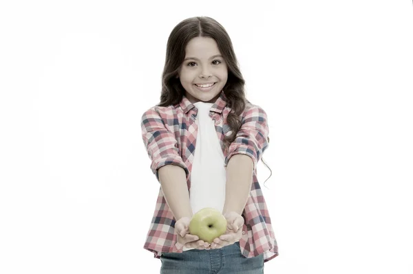 Concepto de merienda escolar. Snack de vitaminas de manzana. Chica lindo pelo largo rizado sostiene fruta manzana fondo blanco. Niña ropa casual niña sostiene manzana. Niño niño cara feliz como manzana. Alimentación saludable dieta — Foto de Stock