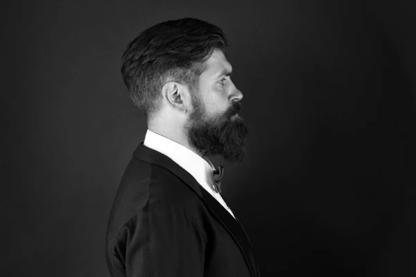 Concept de salon de coiffure. Styliste expert en mode. Style de costume. Tendances de la mode pour marié. Groom hipster barbu homme porter smoking et noeud papillon. Jour du mariage. Collection de mode. Barbe longue et moustache — Photo