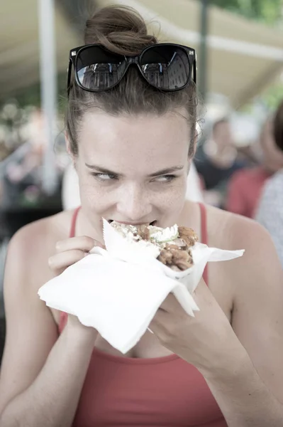 Happy preatty girl or Woman eating sandwich gyros. — Stock Photo, Image
