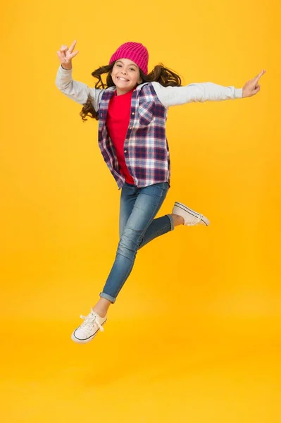 Mutlu genç kız gündelik giysiler giyip yüksekten atlıyor mutluluk ve özgürlük hissediyor. — Stok fotoğraf