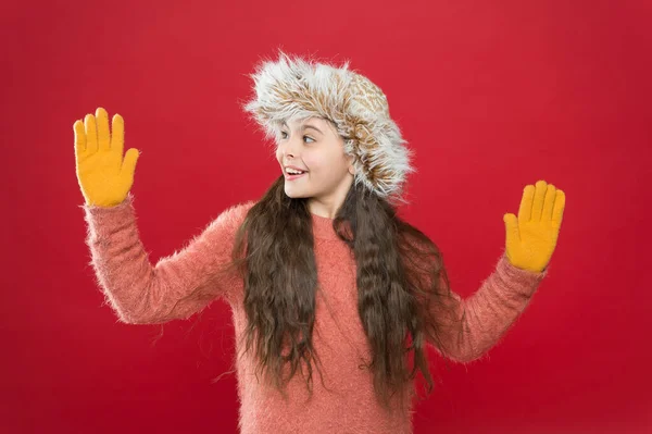 Leende tonåring flicka i mysiga varma slitage demonstrera handskar på händer och vinter hatt, mode och stil — Stockfoto