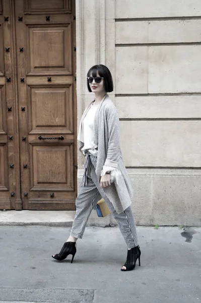 Modelo de moda parisiense andar ao ar livre na rua. — Fotografia de Stock