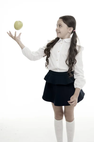 Estudante criança usar uniforme formal segurar maçã. Menina pupila bonito segurar fruta de maçã stand no fundo branco. Miúdo feliz segurar maçã. Conceito de lanche escolar. Dieta nutricional saudável. Maçã vitamina lanche — Fotografia de Stock