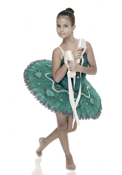 Ejercicios para desarrollar habilidades de baile de zapatos puntiagudos. Niño feliz sostiene zapatos de ballet atributo importante excelente bailarina. Bailarina niña sostiene zapatos puntiagudos en el fondo blanco de la mano. Asesoramiento profesional —  Fotos de Stock