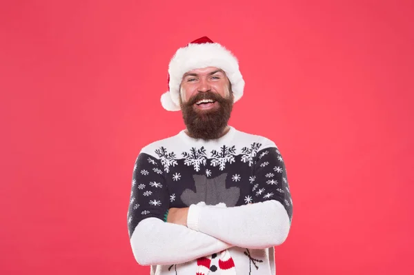 Erkek kış örgüsü modası. Mutlu yıllar. Mutlu noeller. Noel Baba şapkalı ve kazaklı neşeli sakallı adam. Vahşi hippi yılbaşı partisini kutluyor. Kış tatili hazırlıkları. Merak ediyorum. — Stok fotoğraf