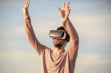 Mühendislik projesi. Artırılmış gerçeklik. Sanal gerçeklik. Siber uzay. Oyun online. Adam kablosuz VR gözlük takıyor. Modern teknolojiyi kullan. Sanal gerçeklik gözlükleri. Dijital gelecek ve yenilik