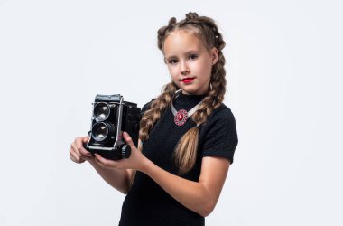 Retro kameralı şık bir çocuk beyazlara izole fotoğraf çekiyor, muhabir.
