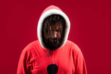 Öfke ve vahşet. Noel Baba kostümü giymiş vahşi sakallı olgun bir adam. Yeni yıl partisi. Kış tatilini kutlamak. Noel 'de. Xmas alışveriş zamanı. Hediyeleri ve hediyeleri hazırla.