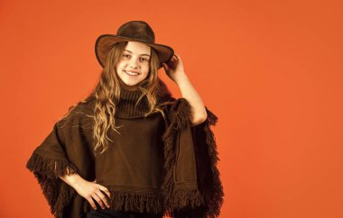 Klasik konsept. Kendine güvenen ve hırslı. Şapkalı genç. Şık bir kız. Küçük kız sonbahar giysileri giyer. Eski moda model. Güzellik ve moda. Bu sonbahar modasına uygun görünüyor. Boşluğu kopyala