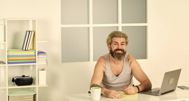 Dikkatlerini dağıtmak kolay. İşsizlik kavramı. İnternette iş arayan işsiz bir adam. Özgeçmiş oluştur. İş görüşmesi için. Boşluk. İşsiz adam internette sörf yapıyor. İşgücü piyasasını araştırın. Ekonomik kriz