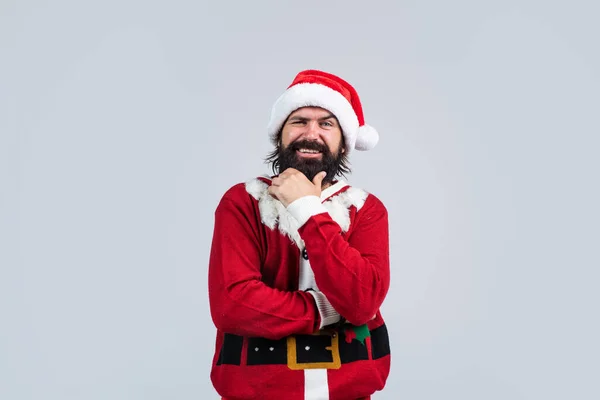 Şapkalı sakallı Noel Baba gülümserken yeni yıl partisini ve kışın Noel tatilini kutlamaya hazırlanırken Noel Baba 'nın hediyeleri ve negatif duyguları olacak. — Stok fotoğraf