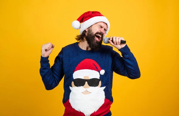 Sentimientos reales. preparativos de vacaciones de invierno. regalo y regalo venta de compras. Feliz año nuevo. Feliz navidad. hombre barbudo alegre en sombrero de santa claus y suéter. brutal hipster celebrar fiesta de Navidad — Foto de Stock