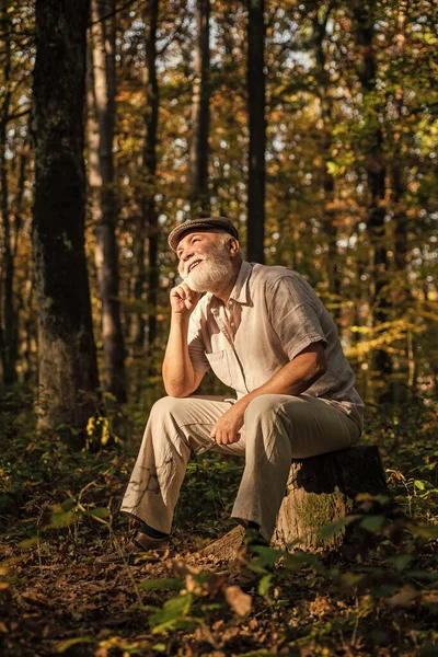 Z powrotem w dzicz. Starszy człowiek odpoczywa w dzikiej naturze. Wiekowy emeryt cieszyć jesienny krajobraz. Dzika fauna i flora. Ekologia i ekosystem. Dzikie i wolne — Zdjęcie stockowe